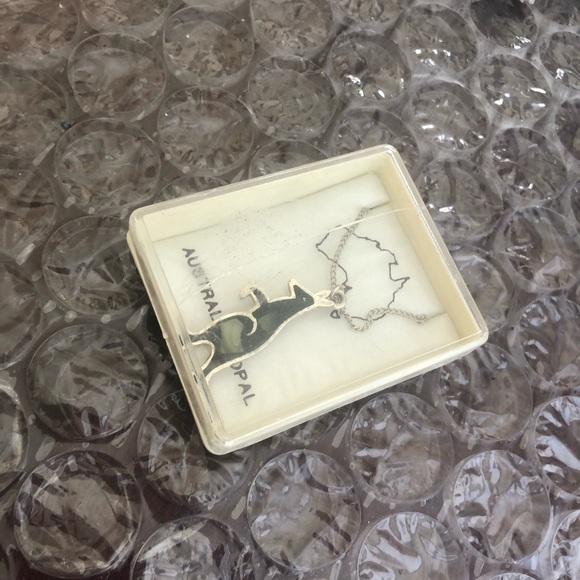 Vintage Australian opal kangaroo brooch - Picture 3 of 3